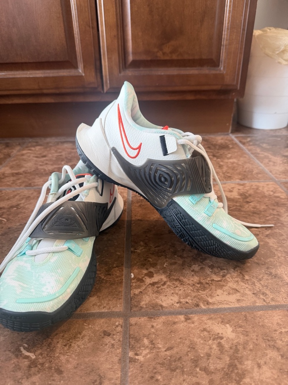 Nike Kyrie Low 3 ‘Sail Team Orange